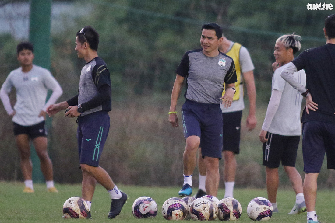 Kiatisak dẫn quân vào Sài Gòn, chuẩn bị ra mắt V-League 2021 - Ảnh 3.