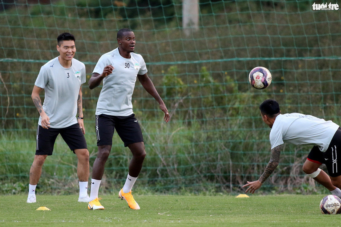 Kiatisak dẫn quân vào Sài Gòn, chuẩn bị ra mắt V-League 2021 - Ảnh 4.