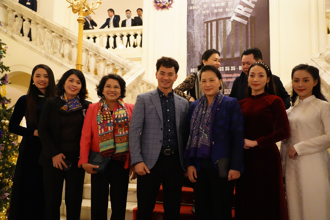 Chủ tịch Quốc hội xem kịch Bác Hồ xử án tham nhũng do Xuân Bắc đạo diễn - Ảnh 2.