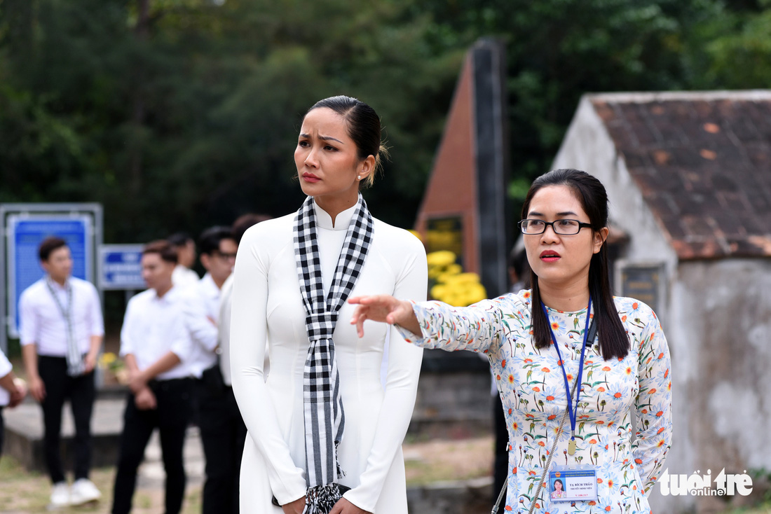 Hoa hậu HHen Niê nghẹn ngào phát biểu tại nghĩa trang Hàng Dương - Ảnh 7.