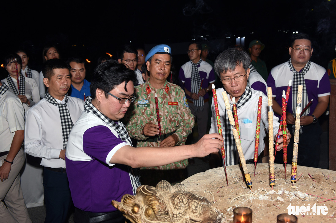 Hoa hậu HHen Niê nghẹn ngào phát biểu tại nghĩa trang Hàng Dương - Ảnh 4.