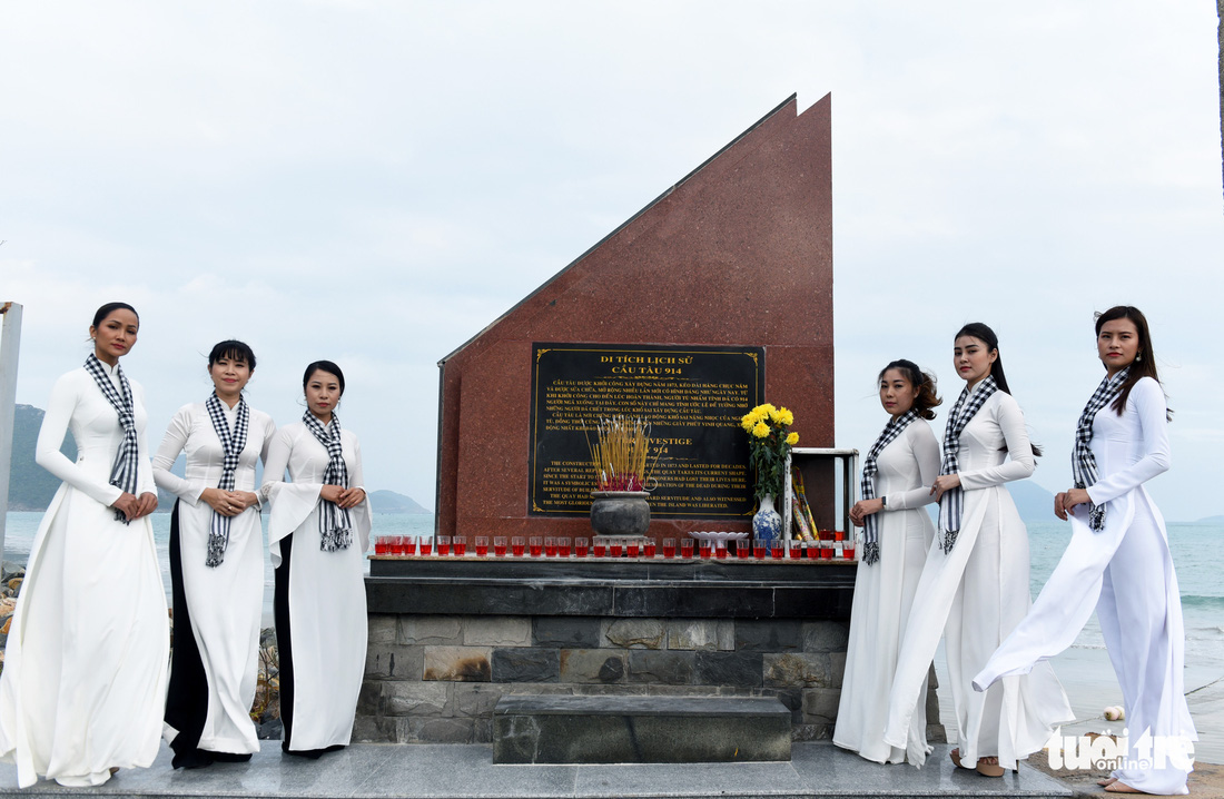 Hoa hậu HHen Niê nghẹn ngào phát biểu tại nghĩa trang Hàng Dương - Ảnh 10.