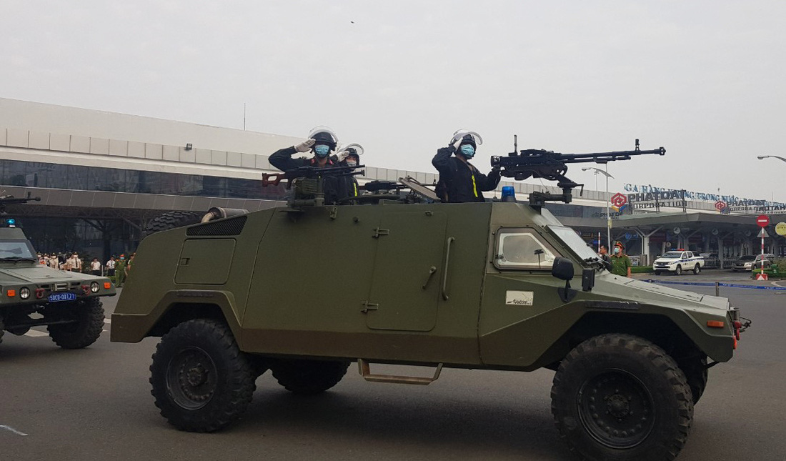 Cảnh sát vũ trang TP.HCM xuất quân bảo vệ sân bay Tân Sơn Nhất - Ảnh 2.