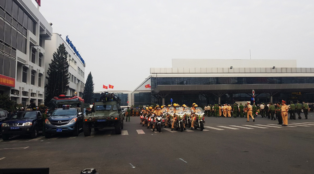 Cảnh sát vũ trang TP.HCM xuất quân bảo vệ sân bay Tân Sơn Nhất - Ảnh 3.