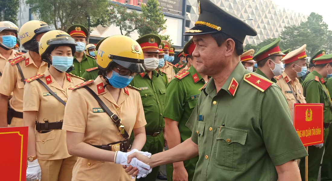 Cảnh sát vũ trang TP.HCM xuất quân bảo vệ sân bay Tân Sơn Nhất - Ảnh 1.