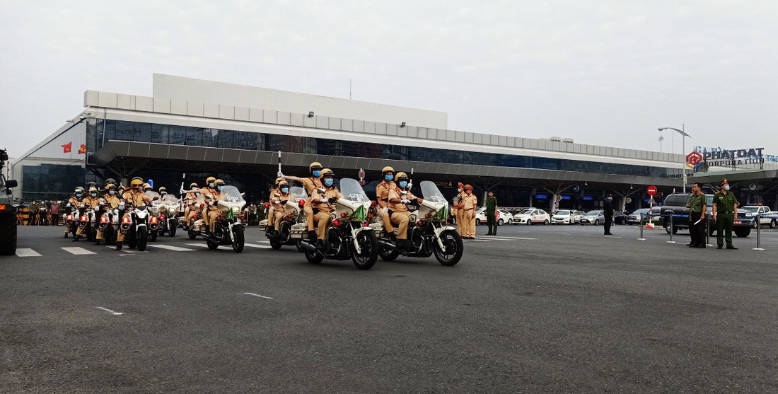 Cảnh sát vũ trang TP.HCM xuất quân bảo vệ sân bay Tân Sơn Nhất - Ảnh 4.