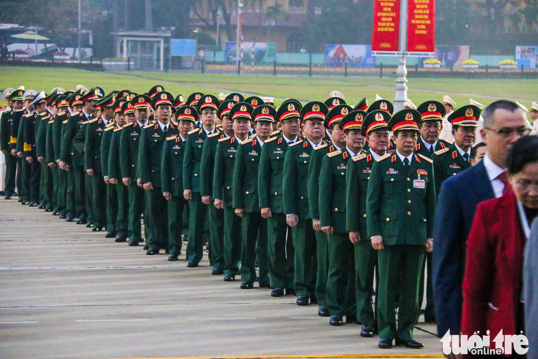 Lãnh đạo Đảng, Nhà nước vào lăng viếng Chủ tịch Hồ Chí Minh, tưởng niệm các anh hùng liệt sĩ - Ảnh 9.