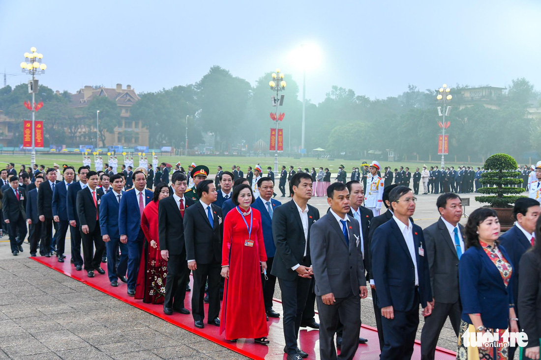Lãnh đạo Đảng, Nhà nước vào lăng viếng Chủ tịch Hồ Chí Minh, tưởng niệm các anh hùng liệt sĩ - Ảnh 6.