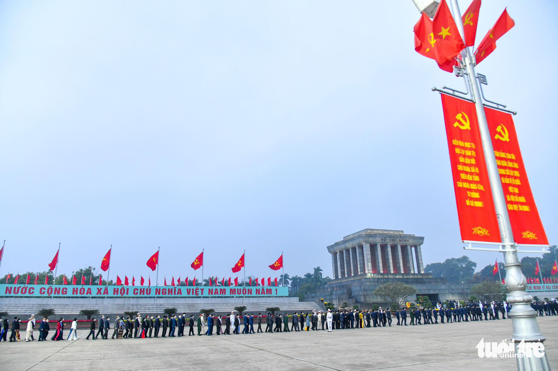 Lãnh đạo Đảng, Nhà nước vào lăng viếng Chủ tịch Hồ Chí Minh, tưởng niệm các anh hùng liệt sĩ - Ảnh 7.