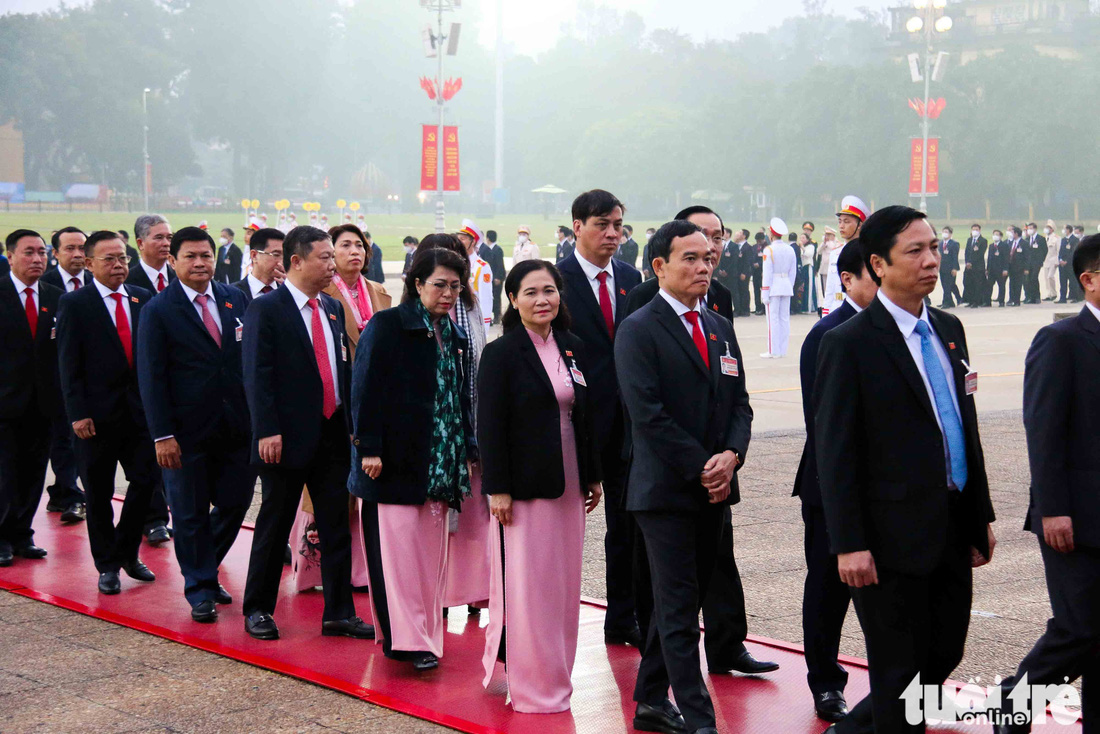 Lãnh đạo Đảng, Nhà nước vào lăng viếng Chủ tịch Hồ Chí Minh, tưởng niệm các anh hùng liệt sĩ - Ảnh 10.