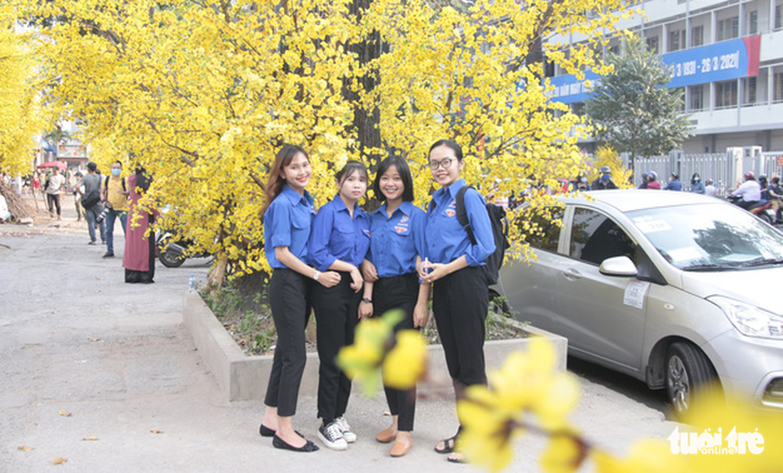 Lễ hội Tết Việt chưa bắt đầu, nhiều bạn gái đã xúng xính váy áo với đường mai - Ảnh 5.