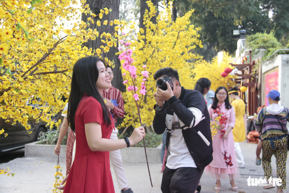 Lễ hội Tết Việt chưa bắt đầu, nhiều bạn gái đã xúng xính váy áo với đường mai - Ảnh 12.