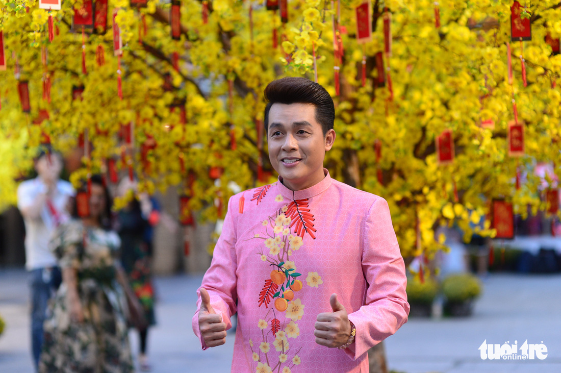 Văn nghệ sĩ diện áo mới du xuân lễ hội Tết Việt Tân Sửu 2021 - Ảnh 9.