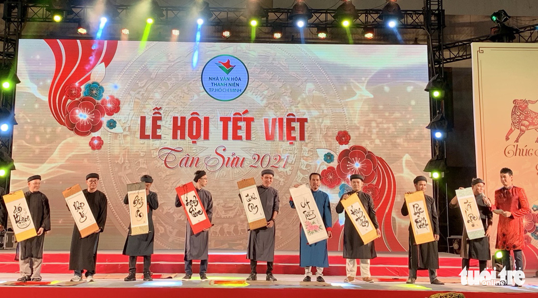 Văn nghệ sĩ diện áo mới du xuân lễ hội Tết Việt Tân Sửu 2021 - Ảnh 8.