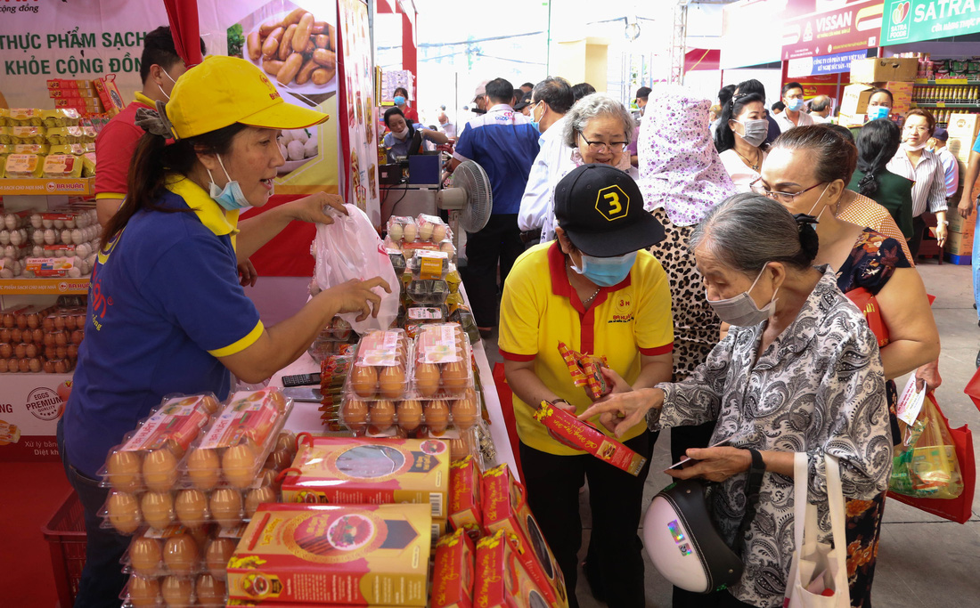 Trao gần 4.000 phiếu mua hàng miễn phí cho bà con sắm Tết Tân Sửu - Ảnh 6.