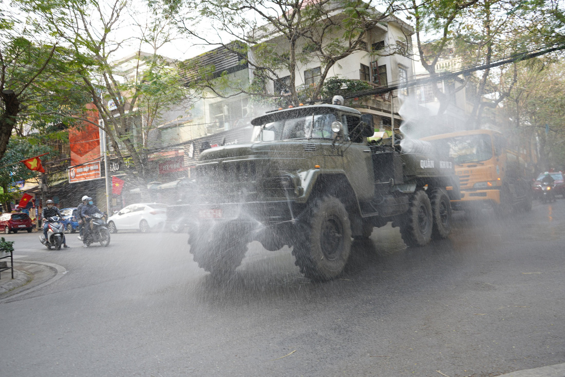 Quân khu 3 sử dụng xe chuyên dụng đồng loạt khử khuẩn tại Quảng Ninh, Hải Phòng - Ảnh 5.