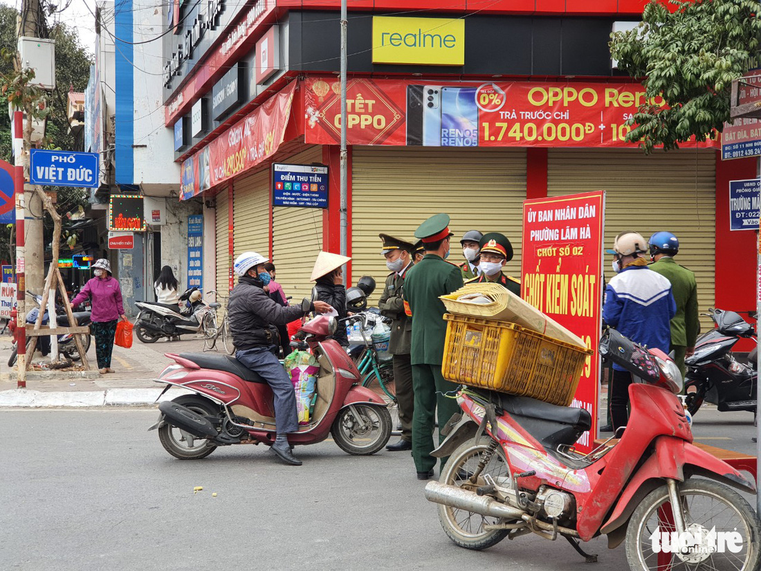 Người dân tranh thủ tiếp tế cho người thân trong khu vực phong tỏa - Ảnh 2.