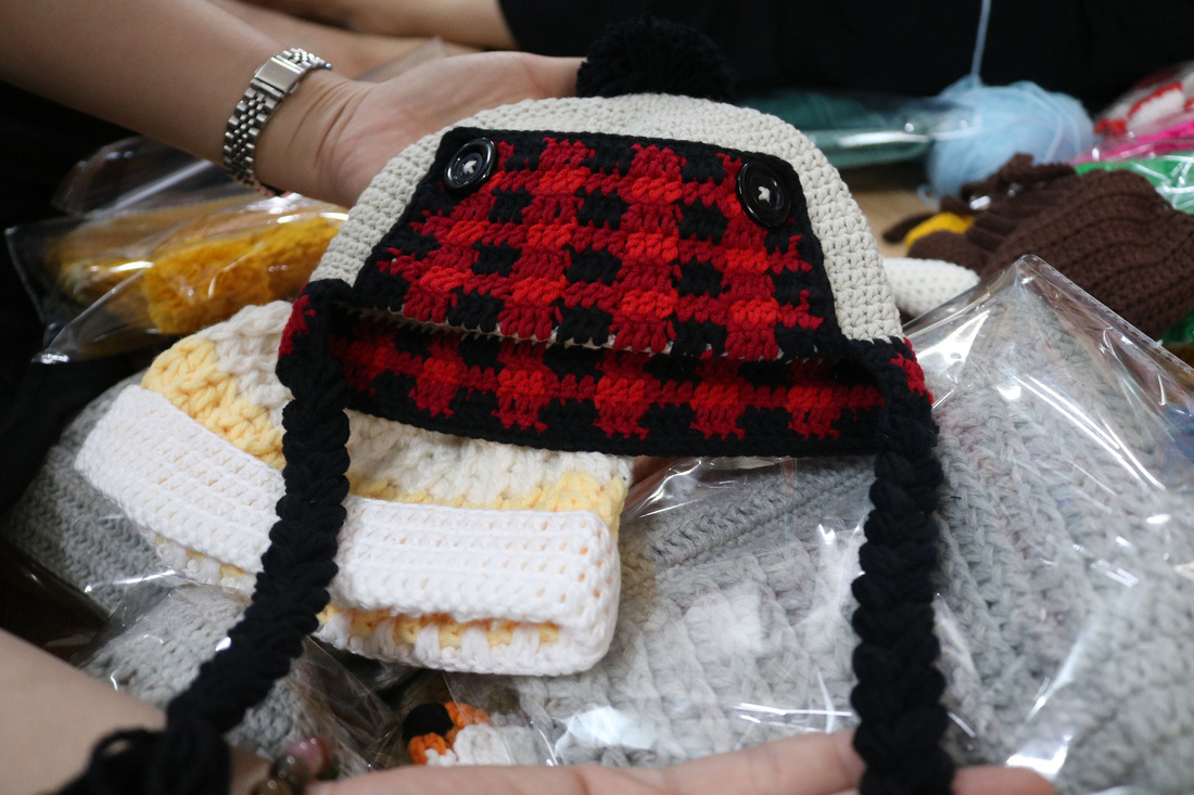 Hội chị em móc mũ len, gửi ấm lên vùng cao tặng các em nhỏ - Ảnh 8.