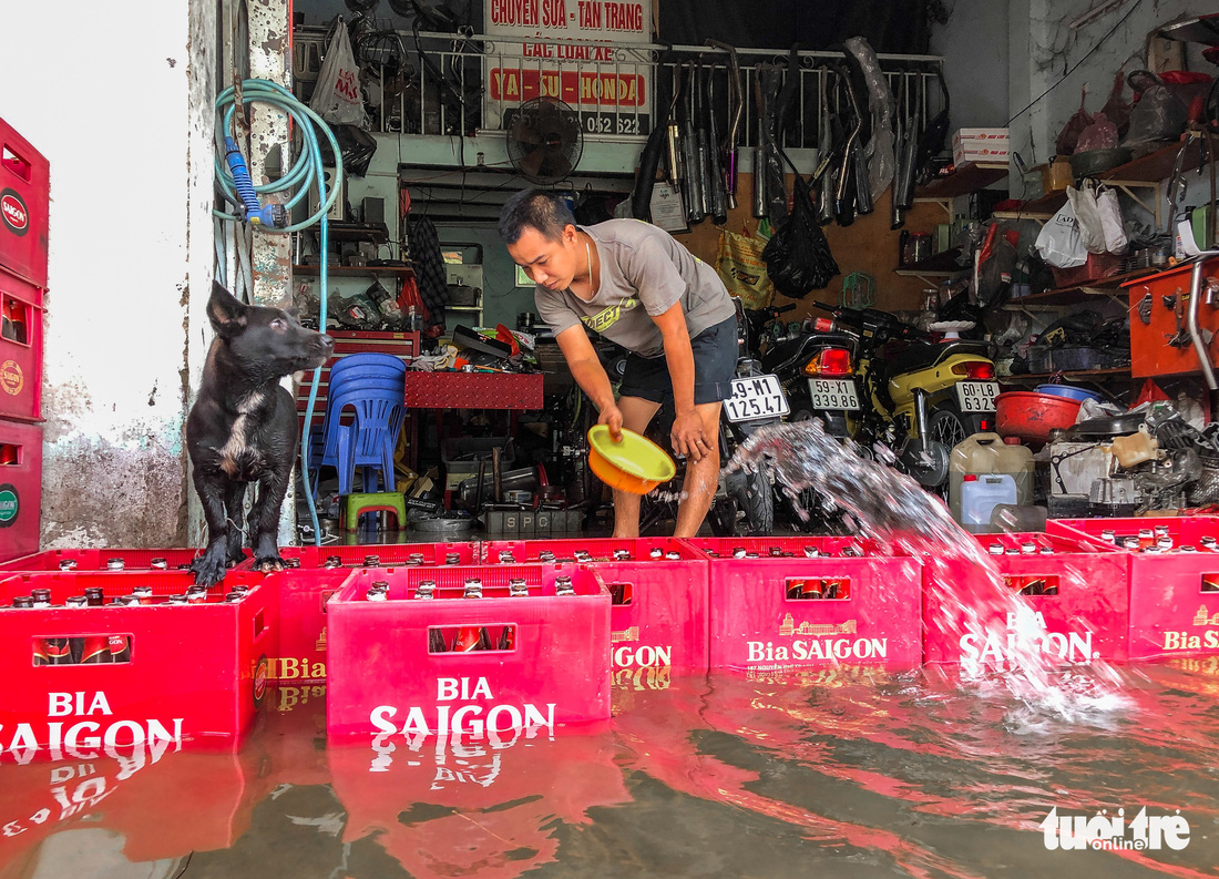 Trời không mưa, triều cường không cao, đường ở Thủ Đức vẫn ngập cả mét - Ảnh 11.