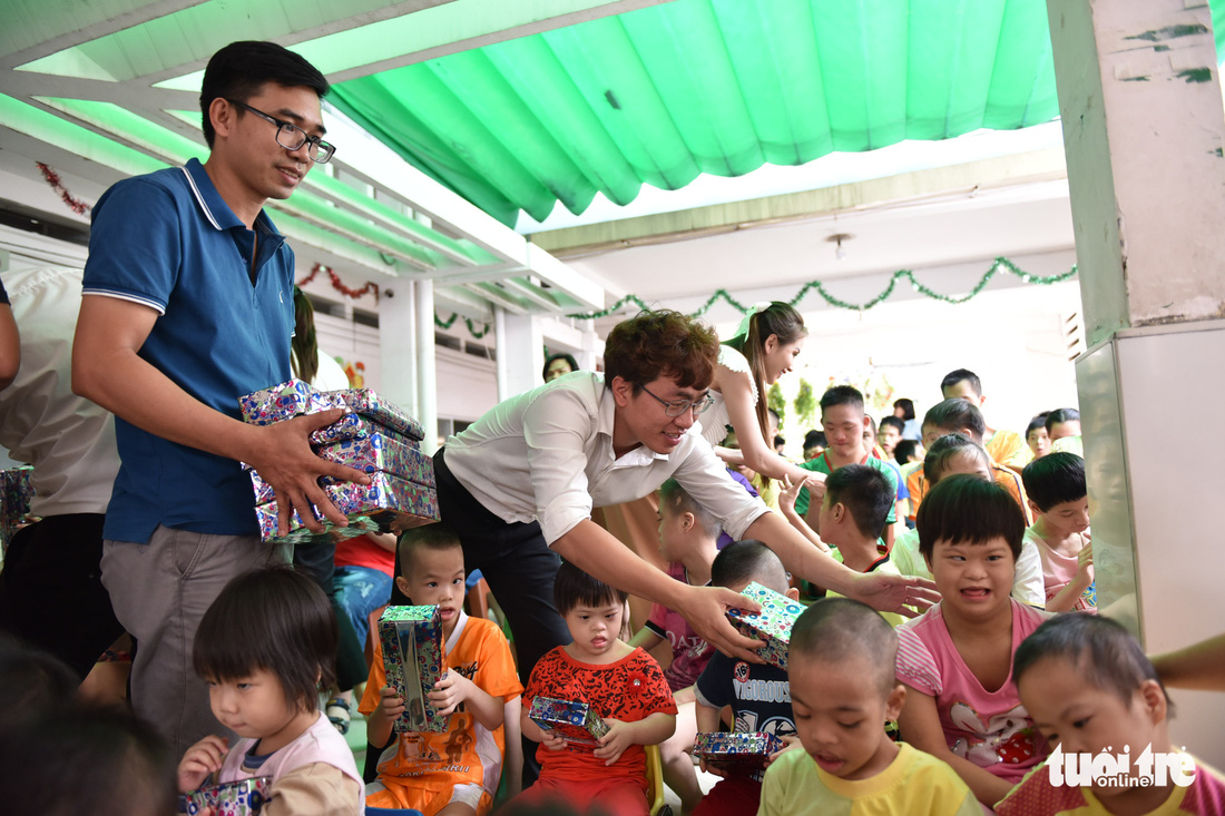 Nấu phở ngon, trao quà và lì xì cho 200 em mồ côi, khuyết tật - Ảnh 3.