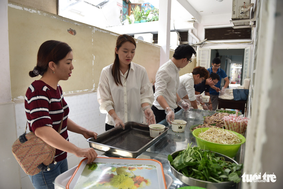 Nấu phở ngon, trao quà và lì xì cho 200 em mồ côi, khuyết tật - Ảnh 4.