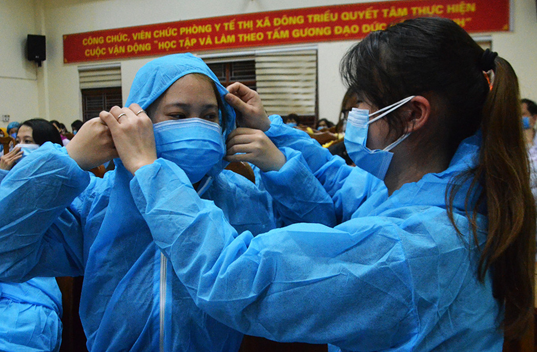Hơn 7.000 y, bác sĩ Quảng Ninh chống dịch, nhiều người làm việc liên tục 10-20 tiếng - Ảnh 1.