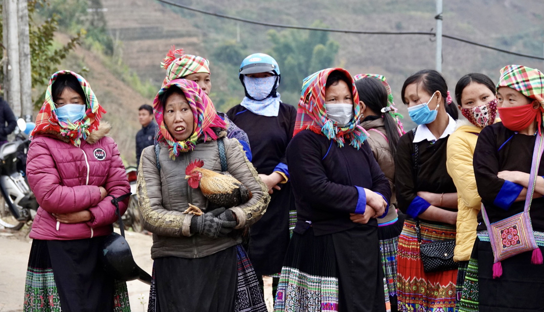 Chăn ấm này của bạn đọc báo Tuổi Trẻ quyên góp tặng bà con đấy - Ảnh 7.