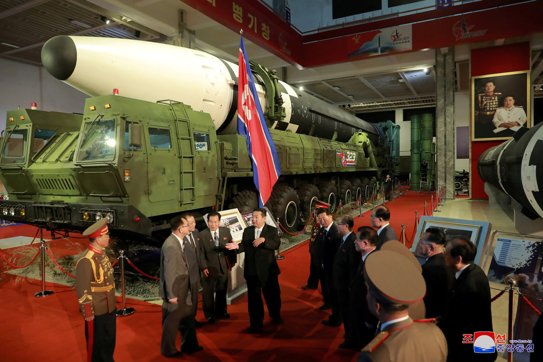 Dự triển lãm vũ khí, ông Kim Jong Un nói: Con cháu chúng ta cần phải mạnh trước đã - Ảnh 5.