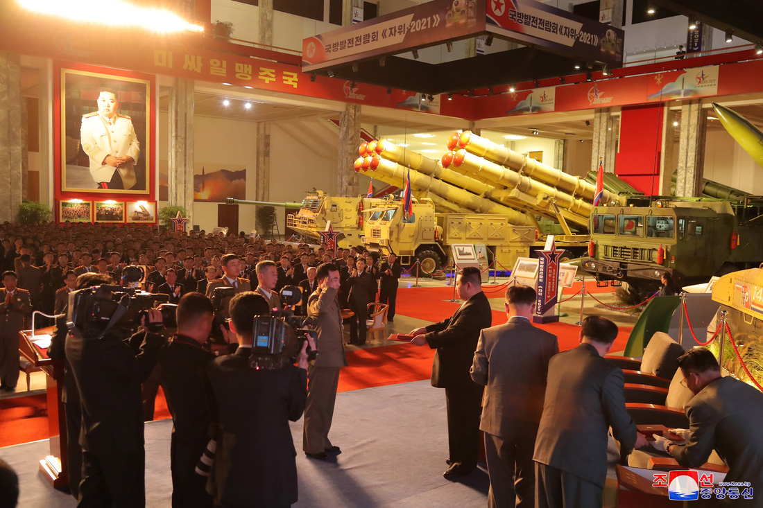 Dự triển lãm vũ khí, ông Kim Jong Un nói: Con cháu chúng ta cần phải mạnh trước đã - Ảnh 7.