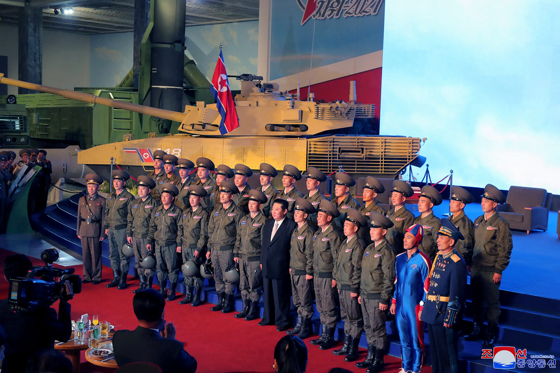 Dự triển lãm vũ khí, ông Kim Jong Un nói: Con cháu chúng ta cần phải mạnh trước đã - Ảnh 4.