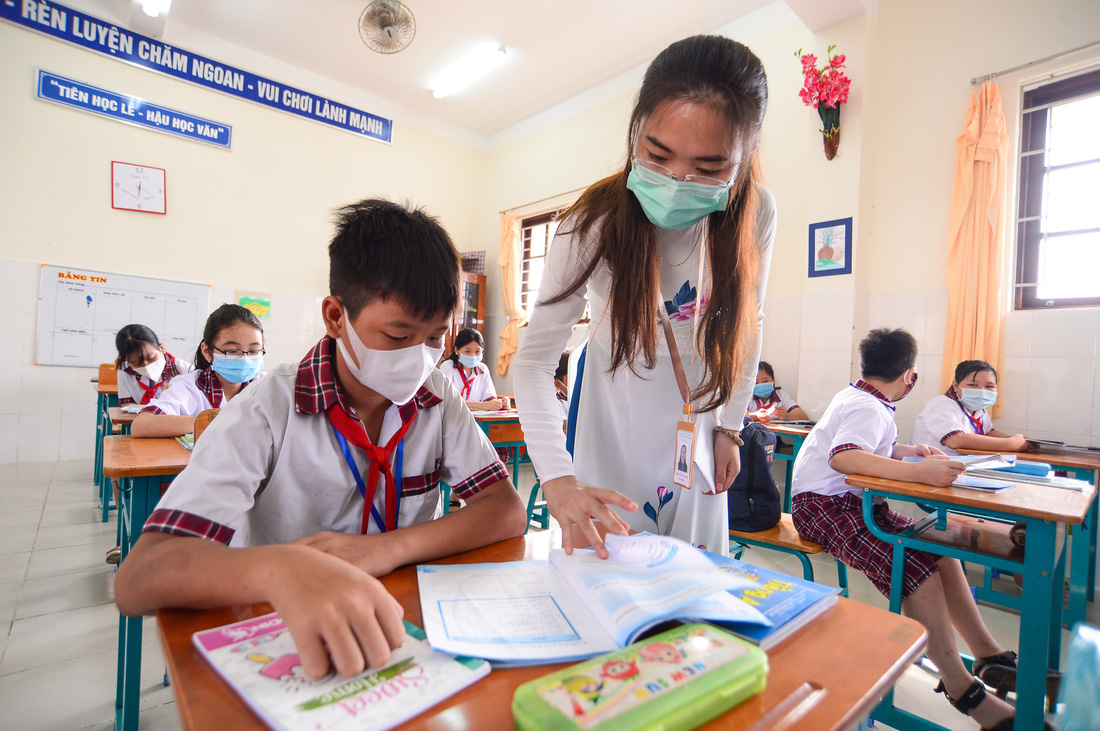 Hôm nay đi học lại thì phải ngoan nha, trưa bà qua trường đón về - Ảnh 4.