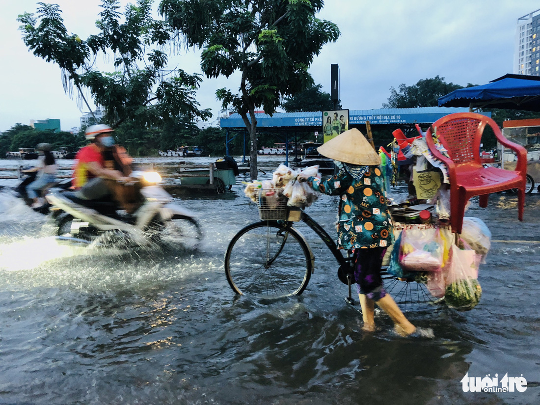 TP.HCM vào mùa triều cường, trở lại với bình thường lội nước - Ảnh 1.