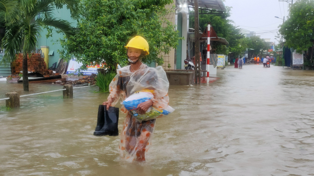 Mưa lớn, nước tràn ngập quốc lộ 1, dân Quảng Nam hối hả sơ tán - Ảnh 13.