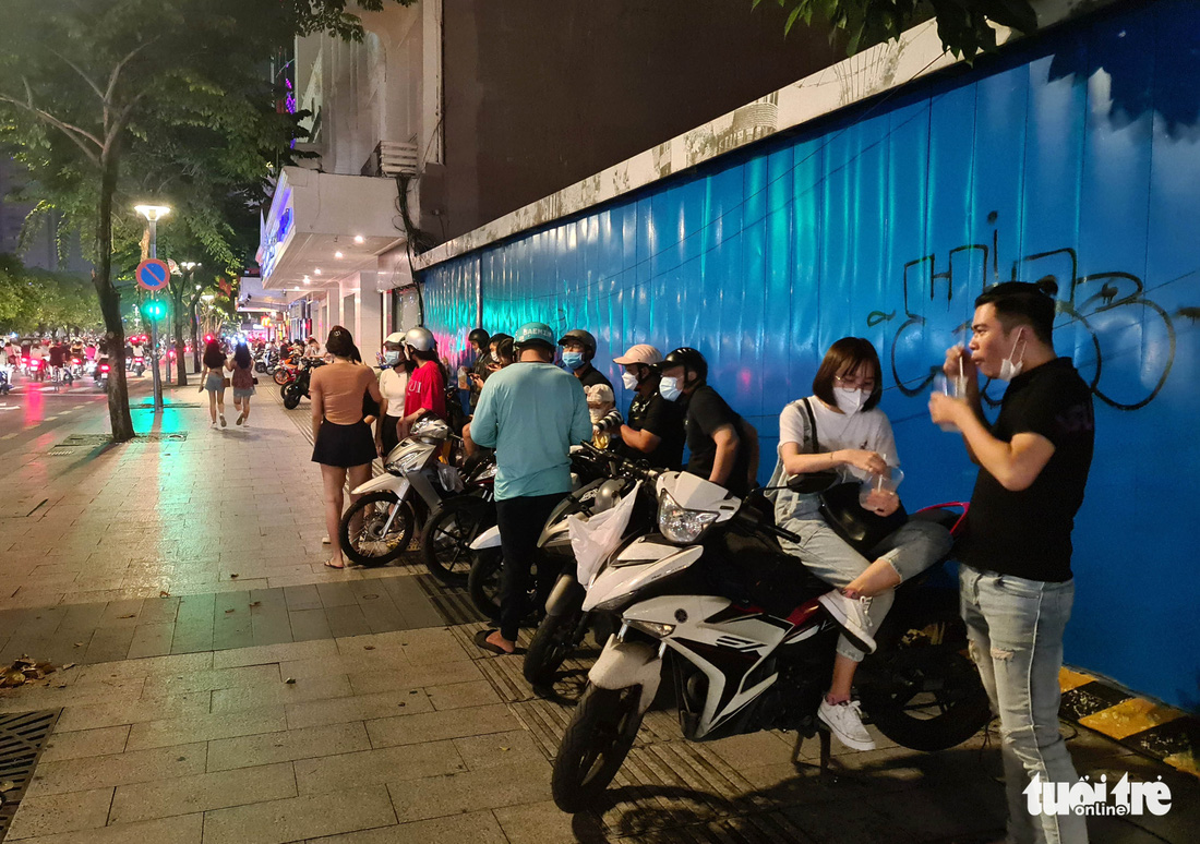 Đêm Sài Gòn sau mưa với cà phê đứng, cà phê yên xe và... sinh nhật vỉa hè - Ảnh 4.