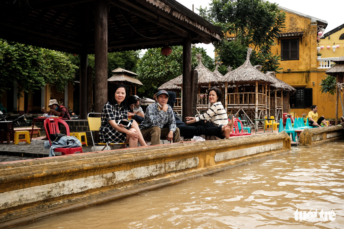 Thú vui check in phố cổ Hội An mùa nước lụt, ngồi cà phê nghịch nước sông Hoài - Ảnh 7.