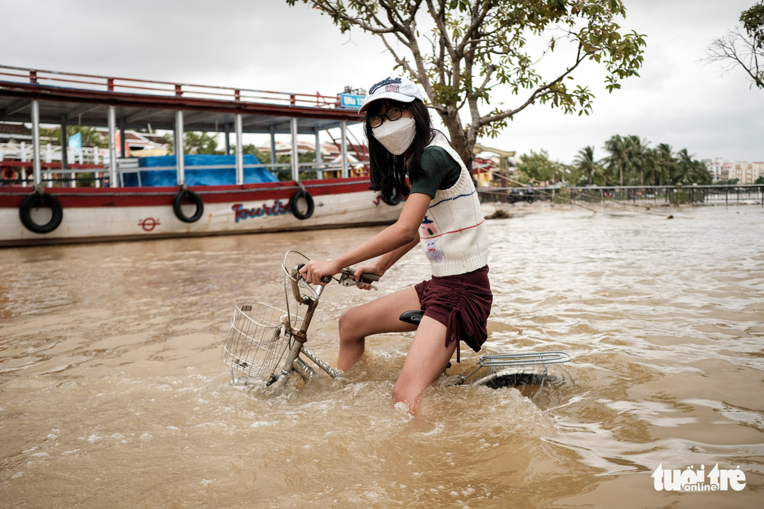 Thú vui check in phố cổ Hội An mùa nước lụt, ngồi cà phê nghịch nước sông Hoài - Ảnh 8.