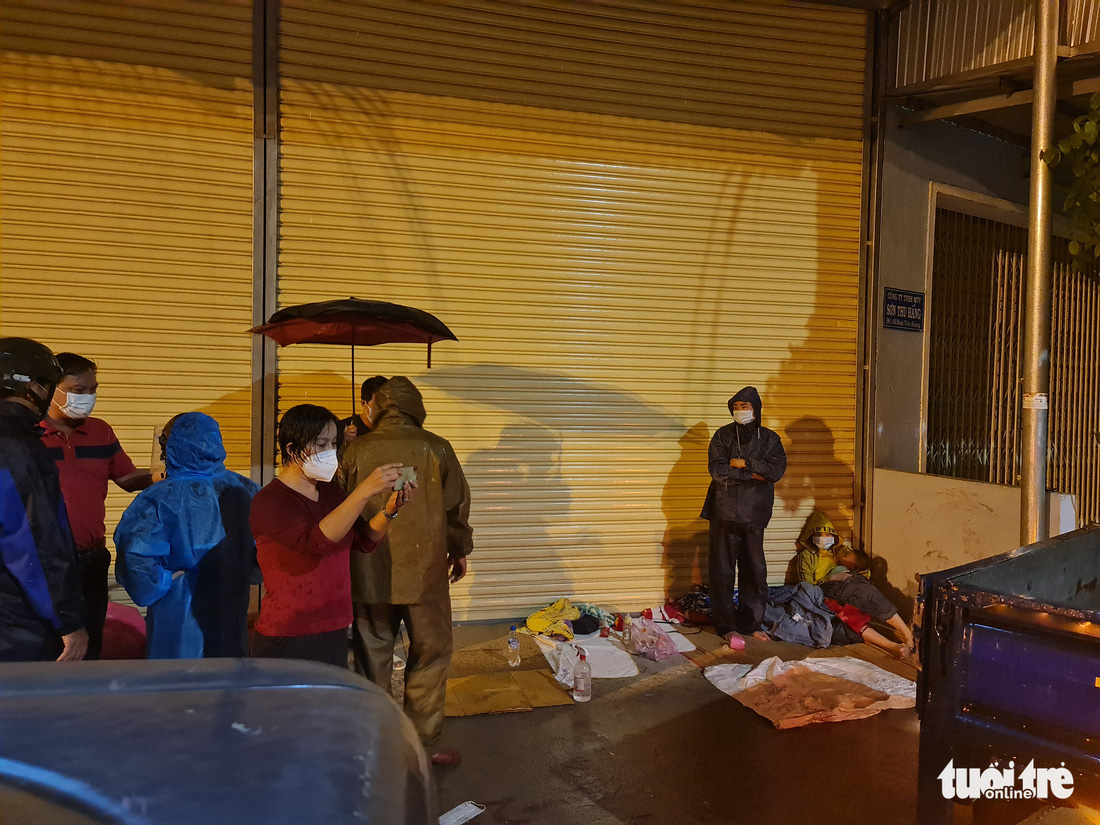 Thai phụ từ TP.HCM về Thanh Hóa chuyển dạ giữa đêm mưa tại Quảng Ngãi - Ảnh 3.