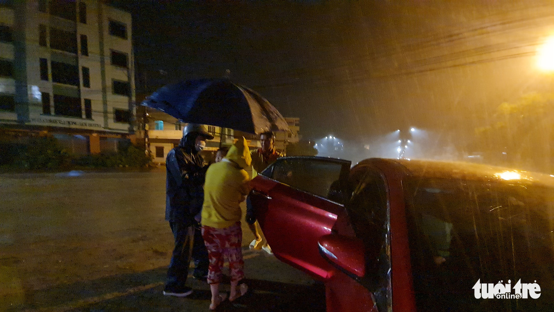 Thai phụ từ TP.HCM về Thanh Hóa chuyển dạ giữa đêm mưa tại Quảng Ngãi - Ảnh 6.