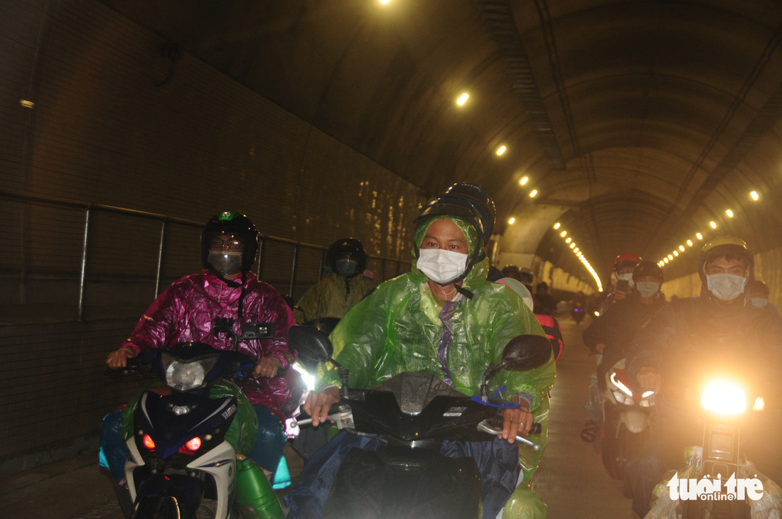 CSGT dẫn đoàn xe máy qua hầm Hải Vân để về quê - Ảnh 9.