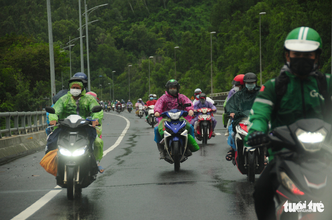 CSGT dẫn đoàn xe máy qua hầm Hải Vân để về quê - Ảnh 6.