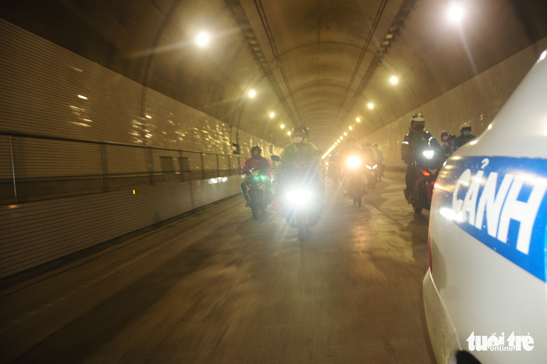 CSGT dẫn đoàn xe máy qua hầm Hải Vân để về quê - Ảnh 7.