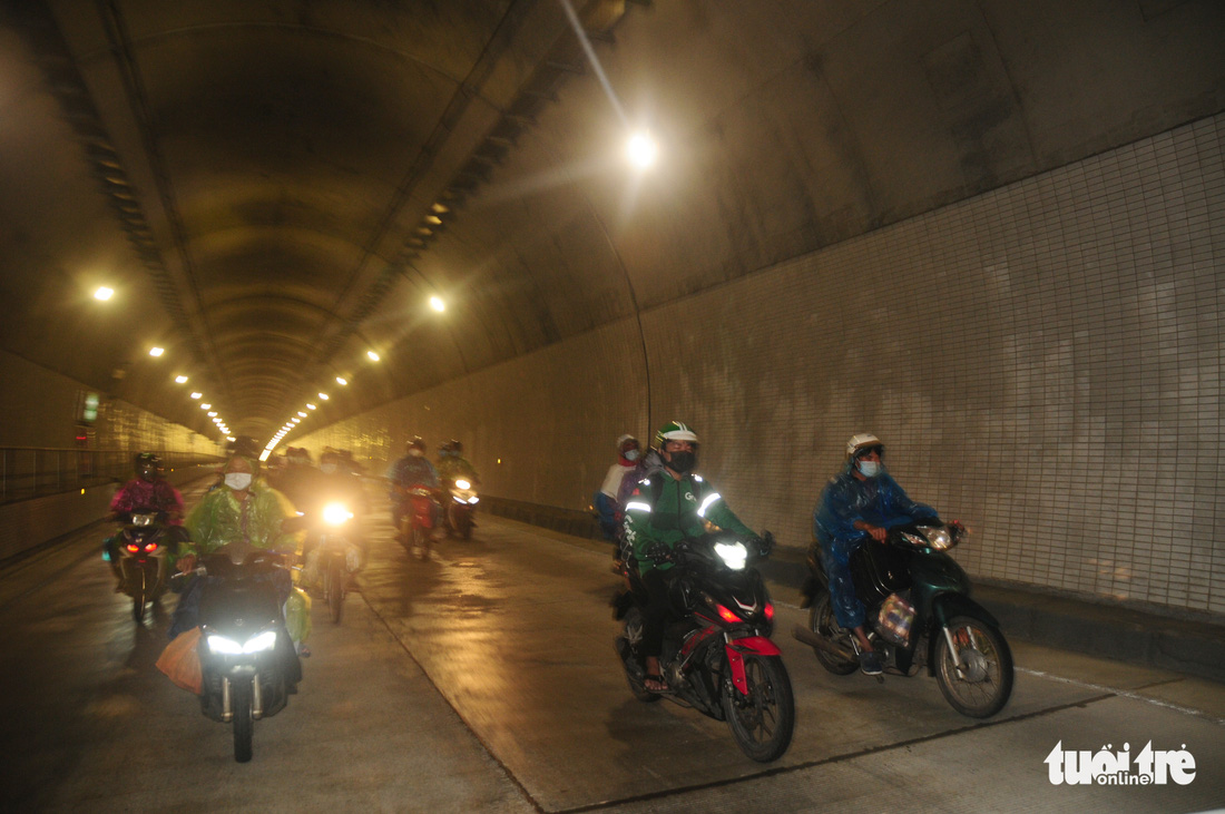 CSGT dẫn đoàn xe máy qua hầm Hải Vân để về quê - Ảnh 8.