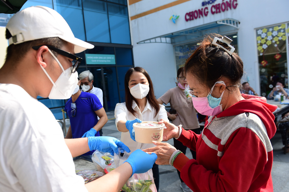 ‘Xe phở yêu thương’ đến với bệnh nhi: Phở ngon quá mẹ ơi - Ảnh 4.