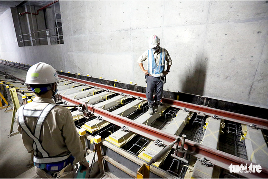 Cận cảnh lắp đặt những đoạn đường ray cuối cùng tuyến metro Bến Thành - Suối Tiên - Ảnh 1.