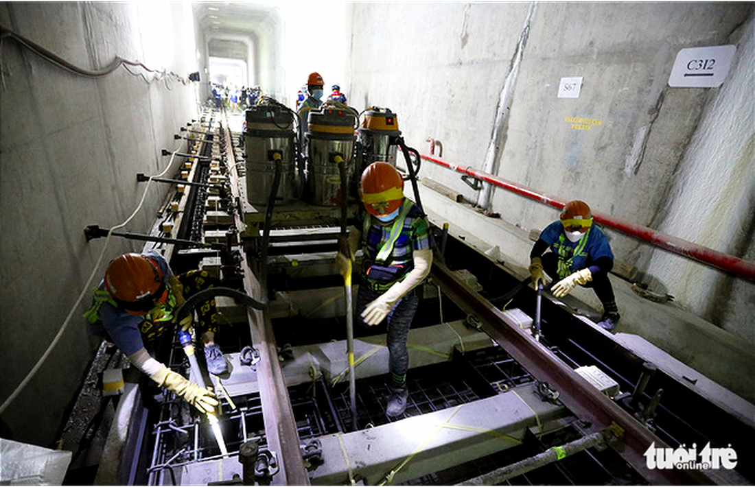 Cận cảnh lắp đặt những đoạn đường ray cuối cùng tuyến metro Bến Thành - Suối Tiên - Ảnh 3.