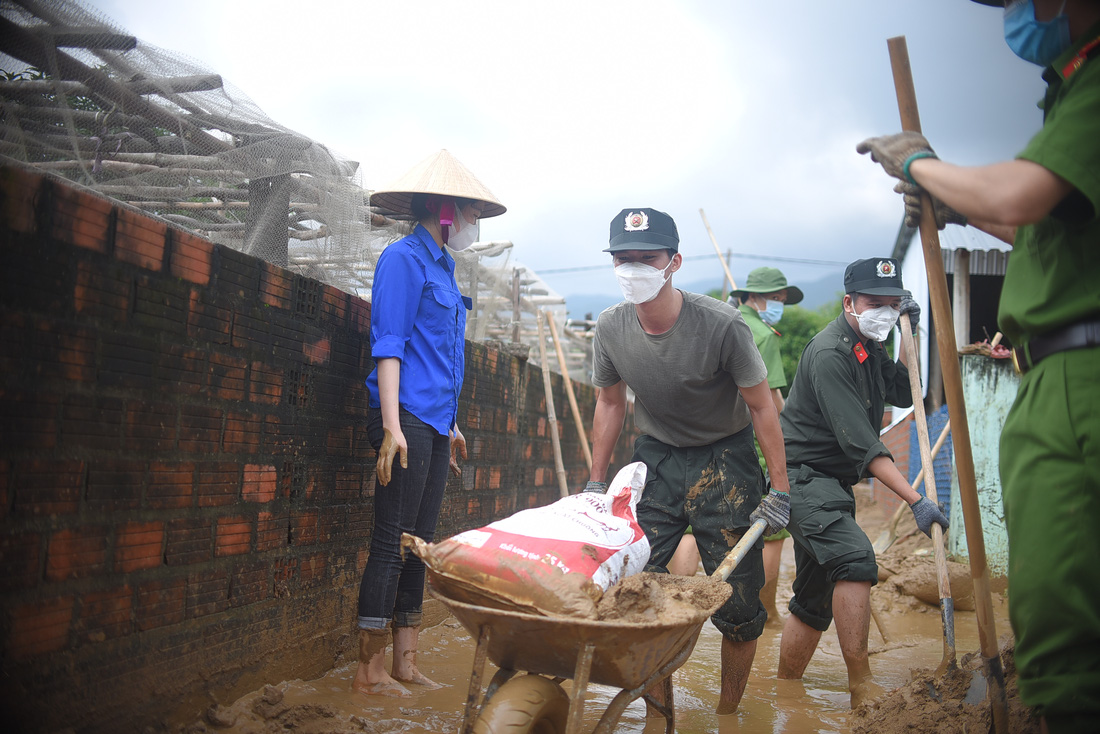 Khắc phục hậu quả sạt lở kinh hoàng ở núi Cấm: Thấy bộ đội đến, cả xóm ai cũng mừng - Ảnh 7.