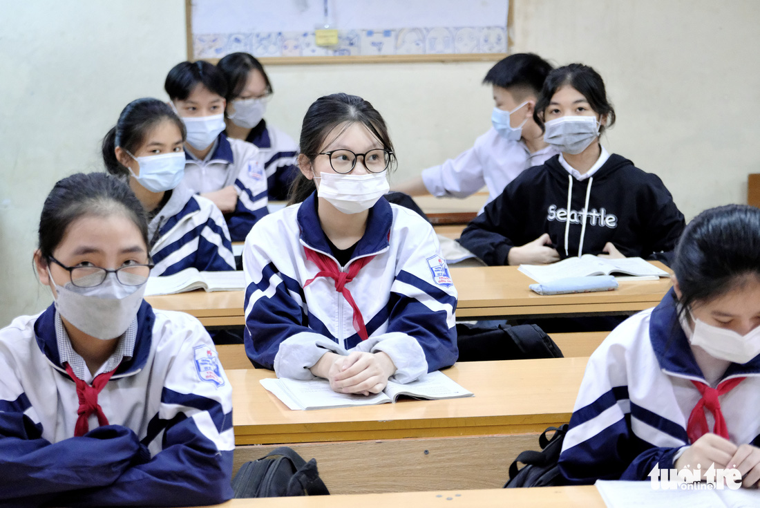 Học sinh lớp 9 ở 17 huyện, thị xã của Hà Nội đi học lại: ‘Vui quá em đi sớm 1 tiếng’ - Ảnh 6.