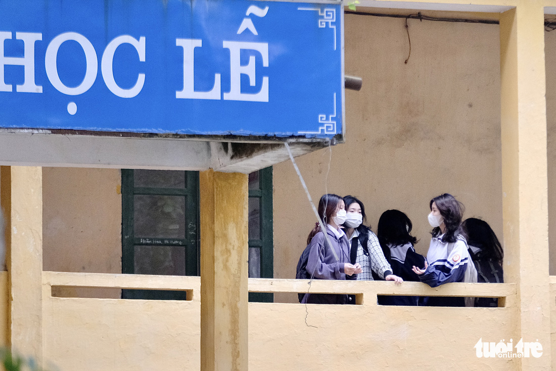 Học sinh lớp 9 ở 17 huyện, thị xã của Hà Nội đi học lại: ‘Vui quá em đi sớm 1 tiếng’ - Ảnh 10.