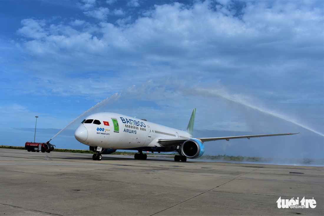 Chuyến bay đưa khách quốc tế có hộ chiếu vắc xin đầu tiên đến Khánh Hòa - Ảnh 2.
