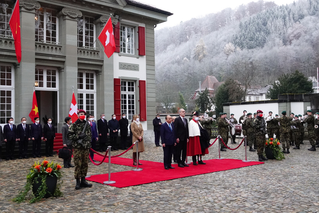 Tổng thống Thụy Sĩ tổ chức lễ đón Chủ tịch nước Nguyễn Xuân Phúc - Ảnh 4.